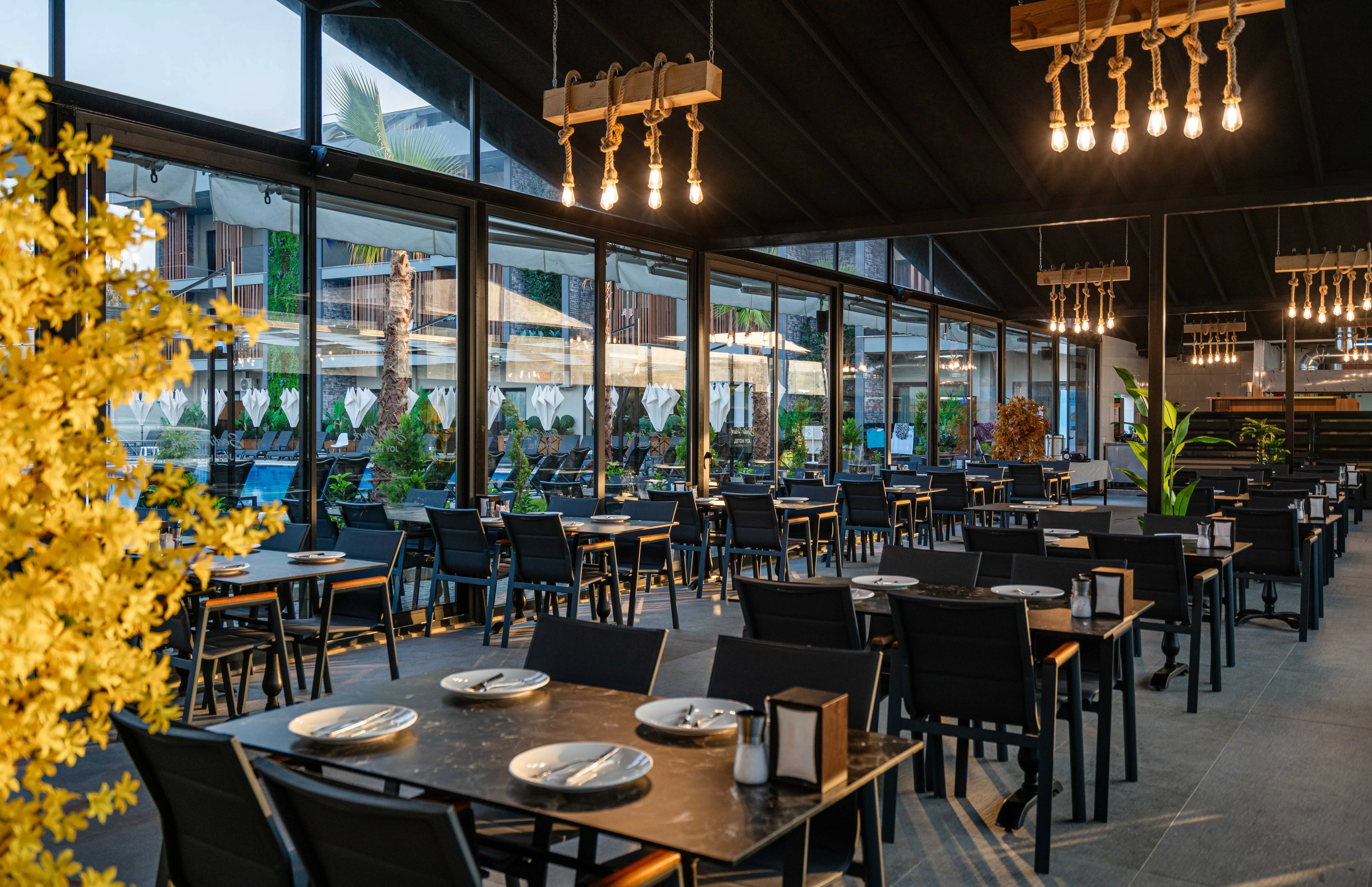 gerçekten denize sıfır olması ve sahili