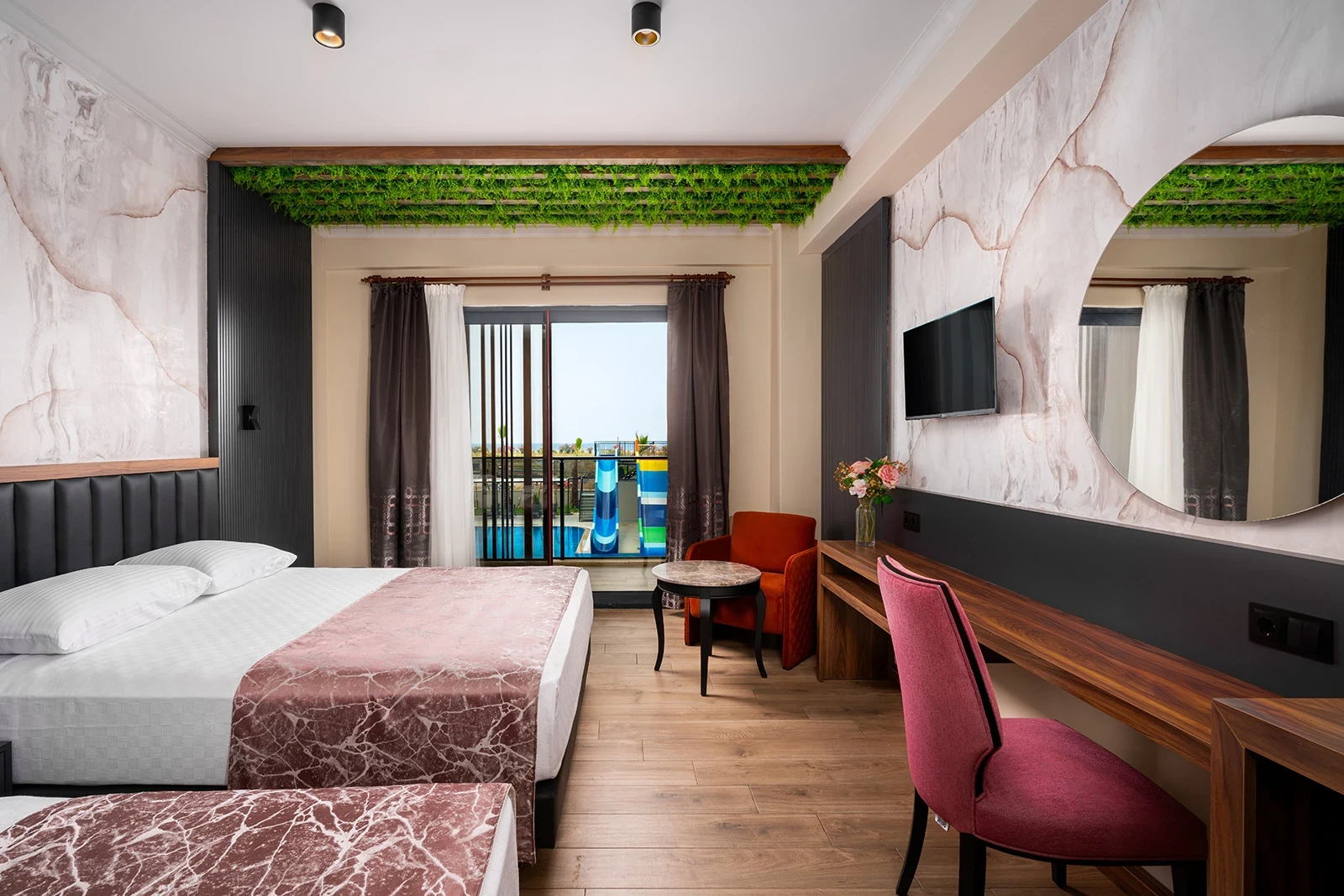 Deniz/Havuz Manzaralı Oda