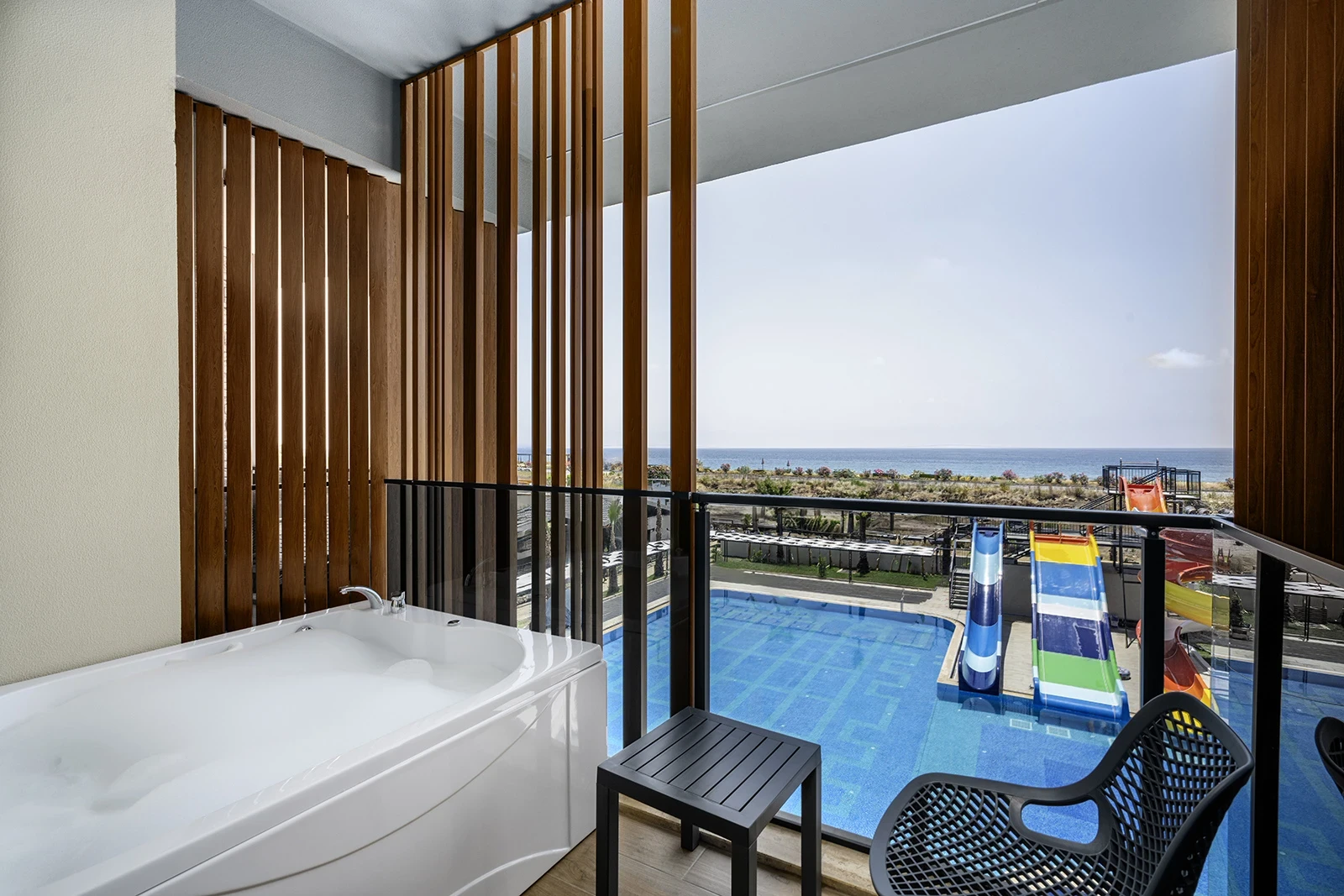 Jakuzili Deniz Manzaralı Oda